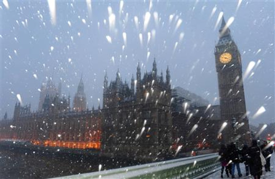 A neve provocou vários problemas nas estradas e ferrovias e causou o fechamento de aeroportos e centenas de escolas | Toby Melville/Reuters