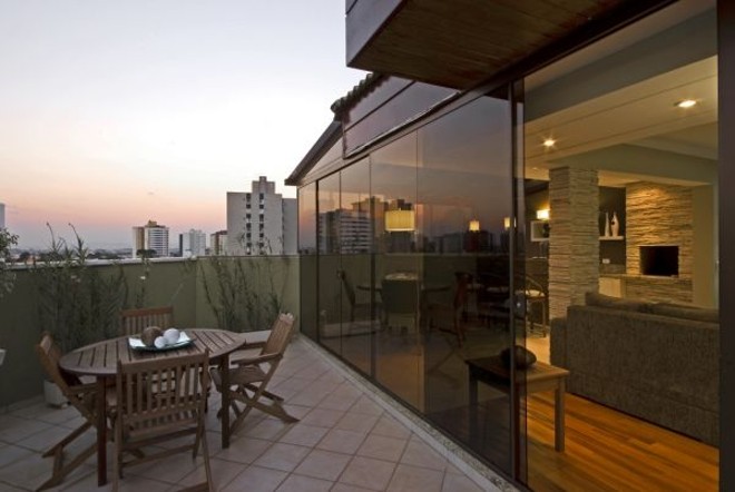 Para não prejudicar a vista, o projeto apostou em portas-janelas de vidro |