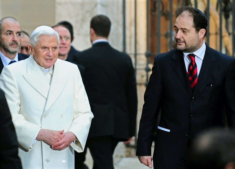 Papa Bento XVI ao lado do presidente da comunidade judaica de Roma, Riccardo Pacifici, durante a primeira visita do pontífice à sinagoga da capital italiana | Alberto Pizzoli/AFP
