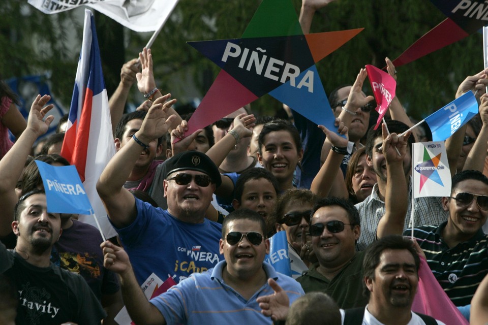 Eleitores de do Sebastian Piñera comemoram após ouvir primeiras apurações das urnas, que já indicavam vitória do candidato da coalizão de direita | Victor Ruiz Caballero/Reuters