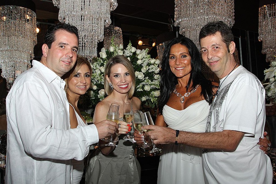O presidente do Graciosa Country Club, Tobias de Macedo Neto, e sua mulher, Larissa (à esq.), a diretora social Isabela França, Ilse Lambach e Dado Dantas brindam na festa de réveillon do clube. Dado e Ilse assinaram o baile, realizado numa das quadras do Graciosa | Mauro Campos