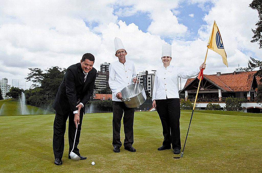 O banqueteiro Edson Vianna (à esq.), dono do buffet Elegance, do Graciosa Country Club, deu uma tacada dupla: contratou os chefes de cozinha Renata Schuchovski Giuliani e Francisco Sales da Silva para reforçar sua equipe. Curitibana, Renata trabalhou em hotéis e restaurantes da Europa; Silva, natural de João Pessoa, passou pelos hotéis Mofarrej Sheraton e Hilton, ambos de São Paulo, entre outros | Naideron Jr.