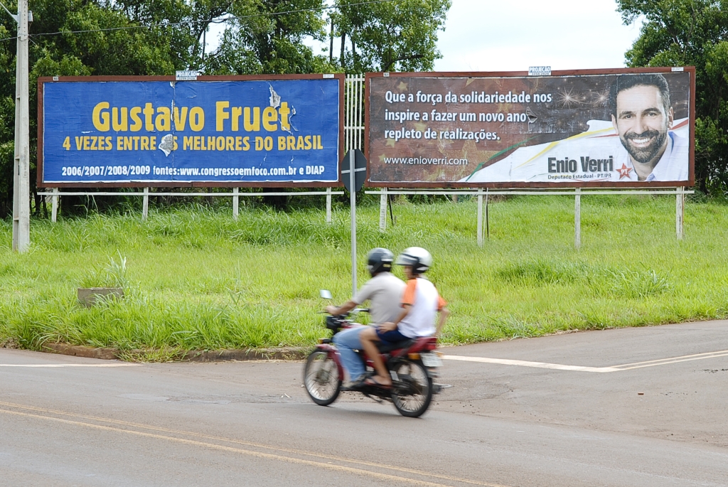 Enquanto Gustavo Fruet informa como anda sua imagem como deputado, Enio Verri deseja felicitações na chegada do novo ano | Fabio Dias/ Gazeta do Povo