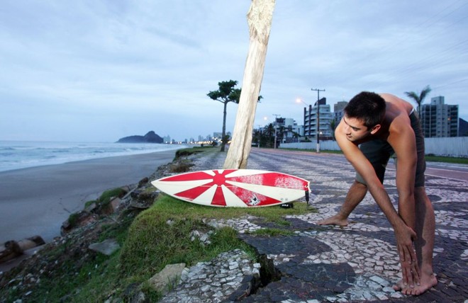 Yuri Malschitzky inicia os alongametos enquanto os amigos chegam da balada |