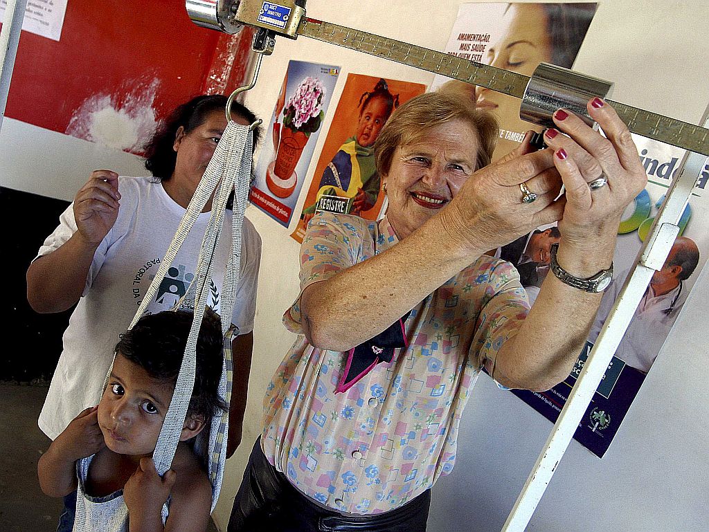 Zilda Arns mede o peso de uma criança: força da pastoral criada por ela estava na inspiração e no trabalho voluntário | César Ferrari/ Reuters