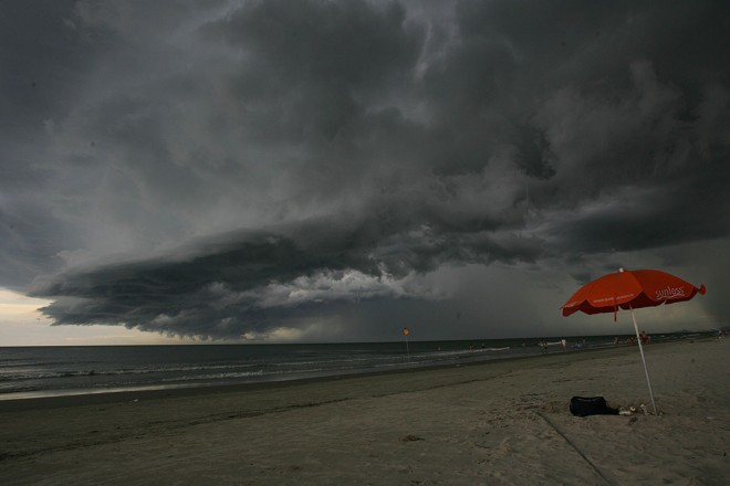 Nuvem de chuva chegou no fim do dia, depois do calor intenso no litoral | 