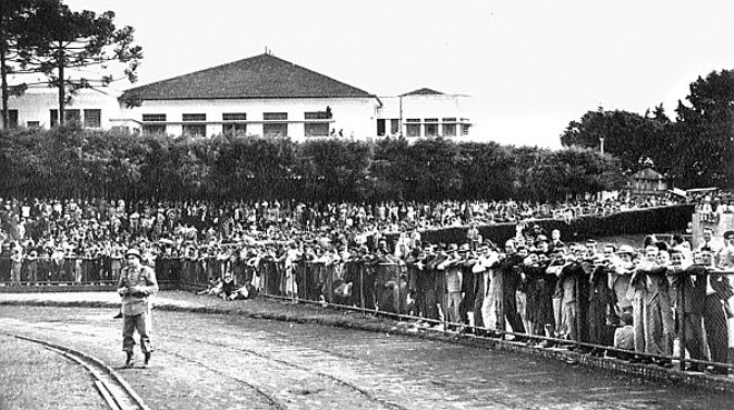 Público numeroso no Estádio Belfort Duarte, contornando o campo do Alto da Glória |
