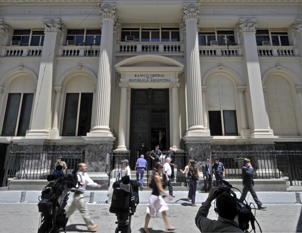 Jornalistas fizeram plantão ontem na frente do BC da Argentina, no qual Redrado voltou a trabalhar | Juan Mabromata/AFP