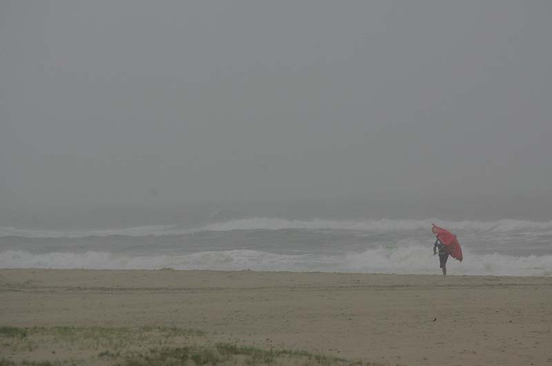 Chuva espanta veranistas da praia de Matinhos nesta sexta-feira | Jonathan Campos / Gazeta do Povo