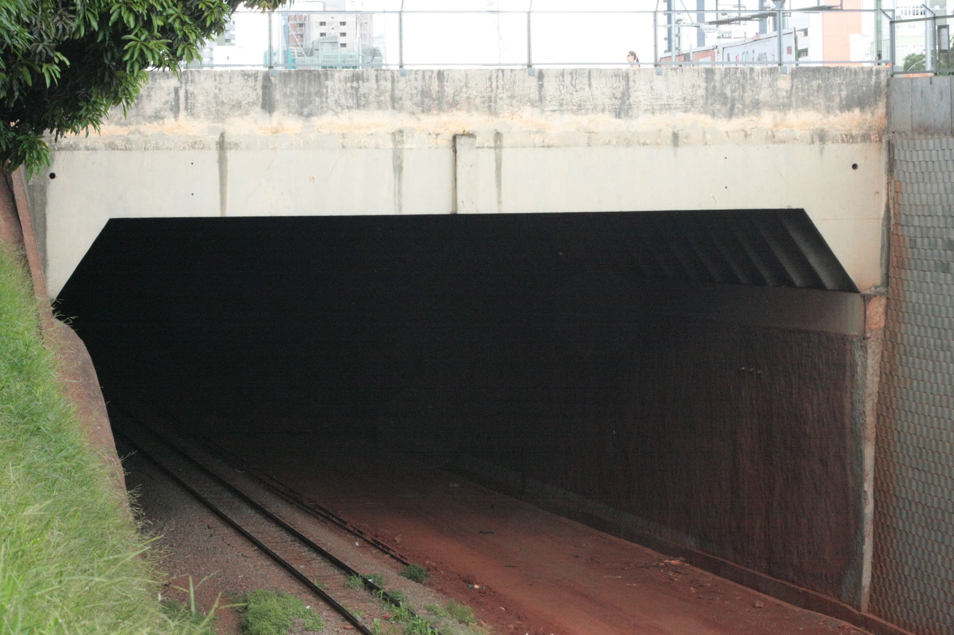 Toda da obra que envolve o túnel com a linha férrea que corta o centro da cidade deve acabar no final de 2011 | Jônatas Lucizano