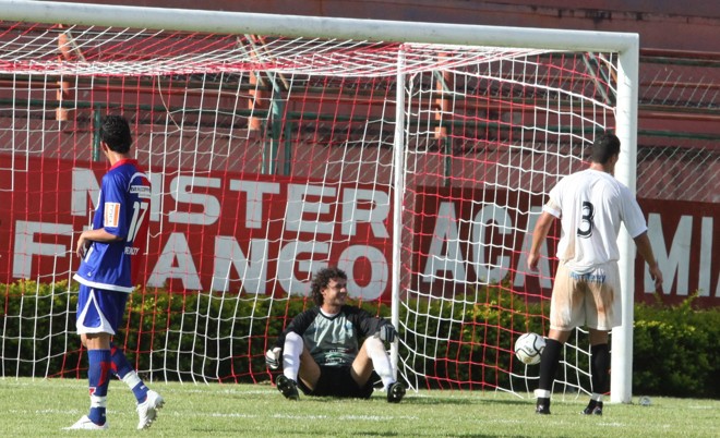 O goleiro Gean, desamimado ao fundo. Quatro gols sofridos na tarde quente em Paranavaí |