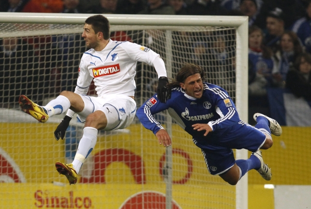 Disputa no ar: Ibisevic e o brasileiro Bordon disputam a bola, na vitória do Schalke, vice-líder da Bundesliga. | Ina Fassbender/ Reuters