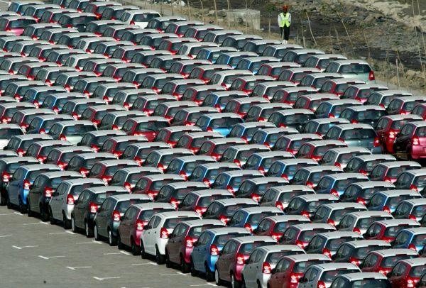 Três vezes mais lucro -O primeiro carregamento destinado à Europa do modelo A-Star, da montadora indiana Maruti (cujo principal sócio é a japonesa Suzuki) espera para embarcar no porto de Mundra. A Maruti, maior fabricante de veículos da Índia, divulgou no sábado que seu lucro líquido triplicou no último trimestre, atingindo o equivalente a US$ 149 milhões. As razões são financiamentos baratos e o crescimento da economia doméstica. | San Panthaky/AFP