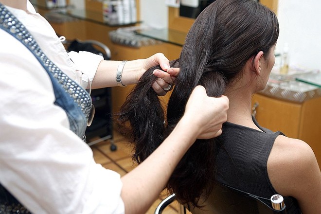 Como fazer - 1 - Para fazer a trança convencional é só dividir o cabelo em três e cruzar cada vez uma das mechas |