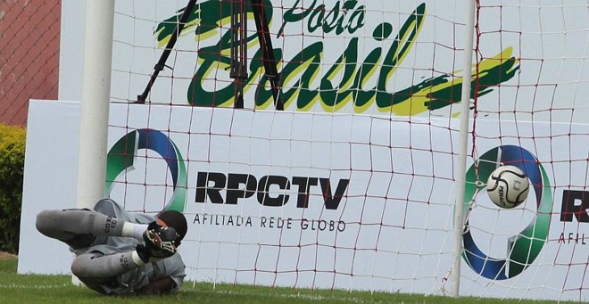 Édson Bastos se estica, mas não consegue defender a boa batida se Safira no primeiro gol do Engenheiro Beltrão |