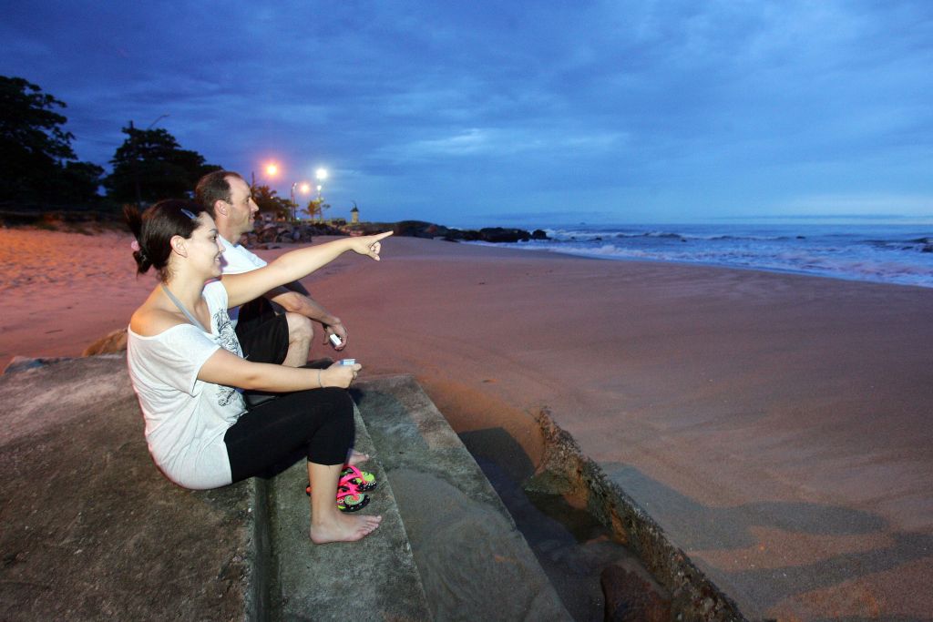 Cláudio de Medeiros e a sobrinha Thais acordam cedo para fotografar a alvorada na praia de Caiobá | Fotos: Daniel Castellano / Gazeta do Povo
