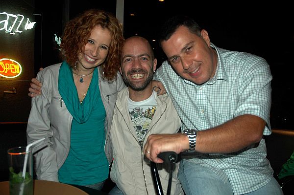 Fernando Macedo (à direita), proprietário do Full Jazz Bar, comemora com o músico Glauco Solter e a atriz e ilustradora Maureen Miranda durante a abertura do Circuito Off da 28ª Oficina de Música de Curitiba, na sexta-feira passada | Paula Martins