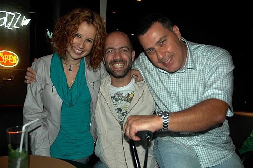 Fernando Macedo (à direita), proprietário do Full Jazz Bar, comemora com o músico Glauco Solter e a atriz e ilustradora Maureen Miranda durante a abertura do Circuito Off da 28ª Oficina de Música de Curitiba, na sexta-feira passada | Paula Martins