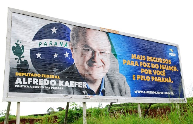 Os painéis de Alfredo Kaefer podem ser vistos de Foz a Curitiba |