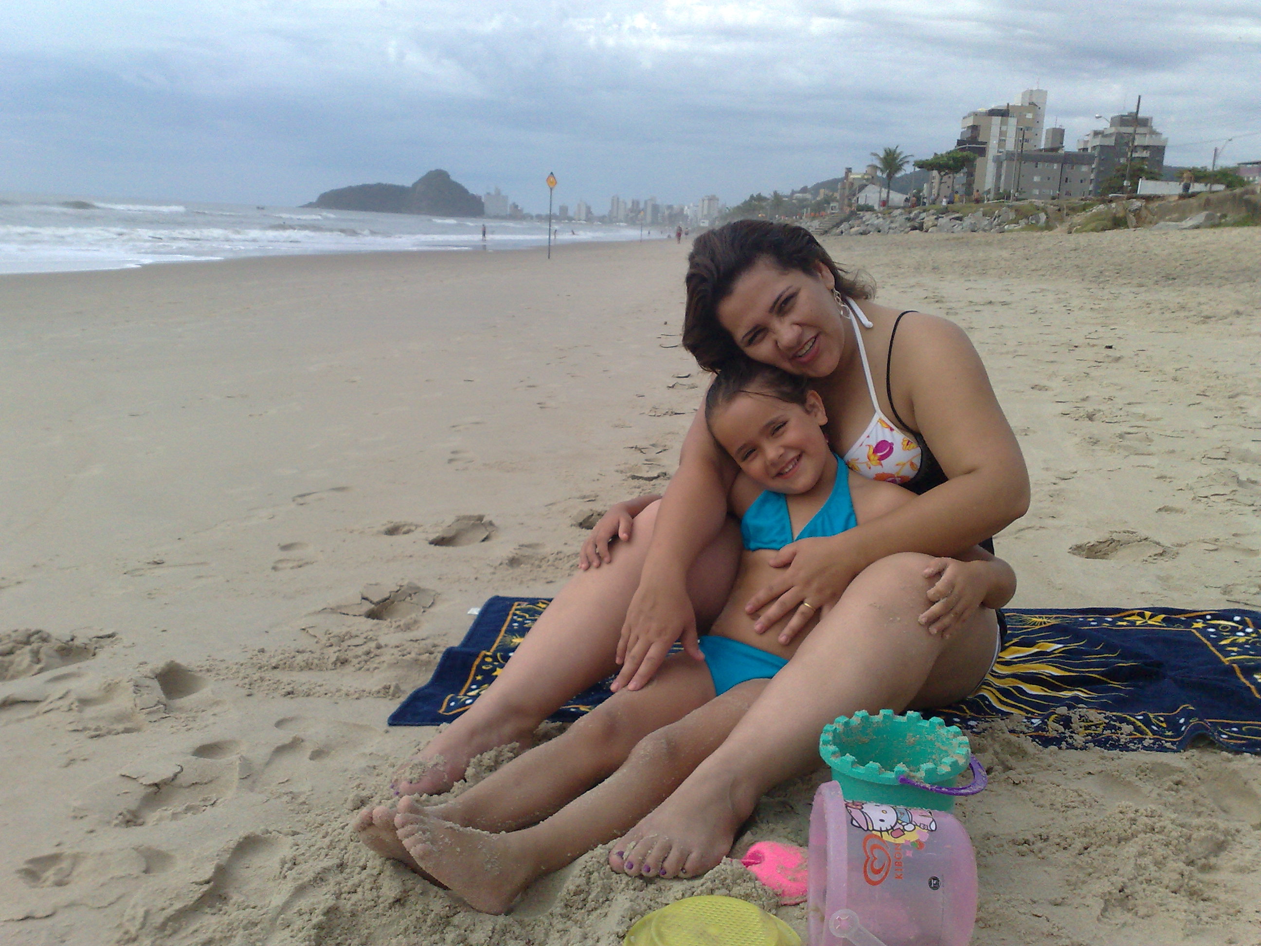 A assessora de negócios Rosemeire e a filha, Ana Júlia, aproveitam a praia vazia em Matinhos | Fernando Rudnick