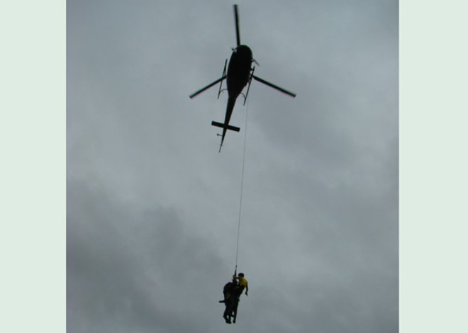 Helicóptero foi usado para retirar as vítimas perdidas no manguezal |