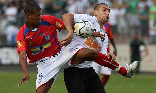 Ariel disputa lance com Jean: argentino passou em branco enquanto defensor do Cianorte fez o gol de sua equipe |