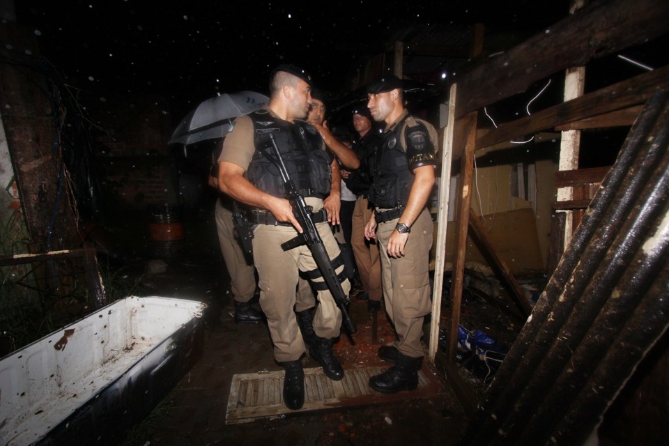 Cinco mortos e uma sexta pessoa ferida em chacina no Bairro Barreirinha, em Curitiba | Giuliano Gomes / Agência de Notícias Gazeta do Povo