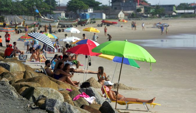 Tempo abafado levou veranistas à praia de Matinhos nesta segunda-feira | Jonathan Campos / Gazeta do Povo