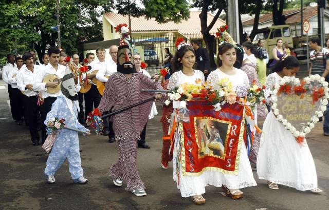 A Folia de Reis encerra as comemorações do Natal, com a chegada da Bandeira dos Três Reis Santos | André Renato/Arquivo PMM