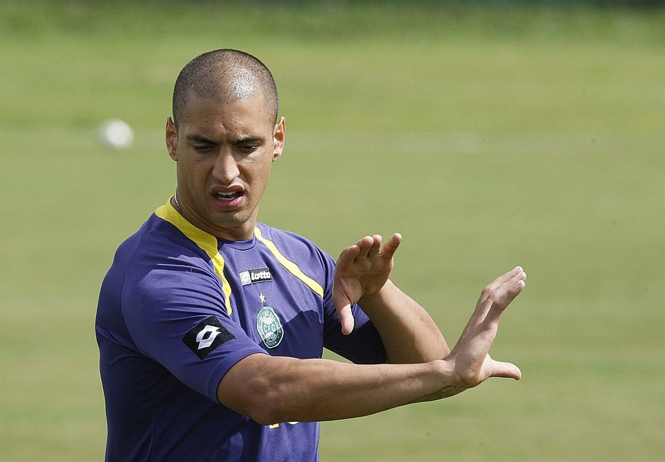 Ariel, que já estaria livre para acertar um pré-contrato com outro clube, preocupa a diretoria alviverde | Marcelo Elias/ Gazeta do Povo