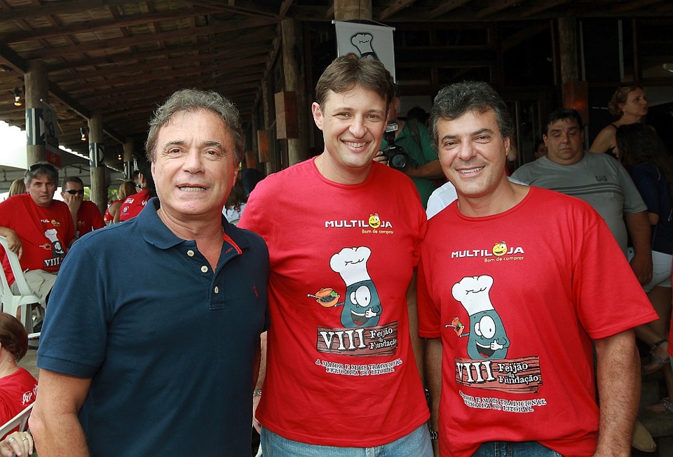 O senador Alvaro Dias e o prefeito Beto Richa, que disputam a indicação do PSDB à candidatura ao governo do estado, prestigiaram no sábado a oitava edição do Feijão da Fundação, no Café Curaçao em Guaratuba. O evento, organizado pela Fundação Francisco Bertoncello, é uma das fontes de receita do orfanato que a entidade mantém em Colombo. Também na foto, o médico Marcus Vinícius Todesco, diretor comercial da Amil Paraná, patrocinadora do evento | Júlio Cesar Souza