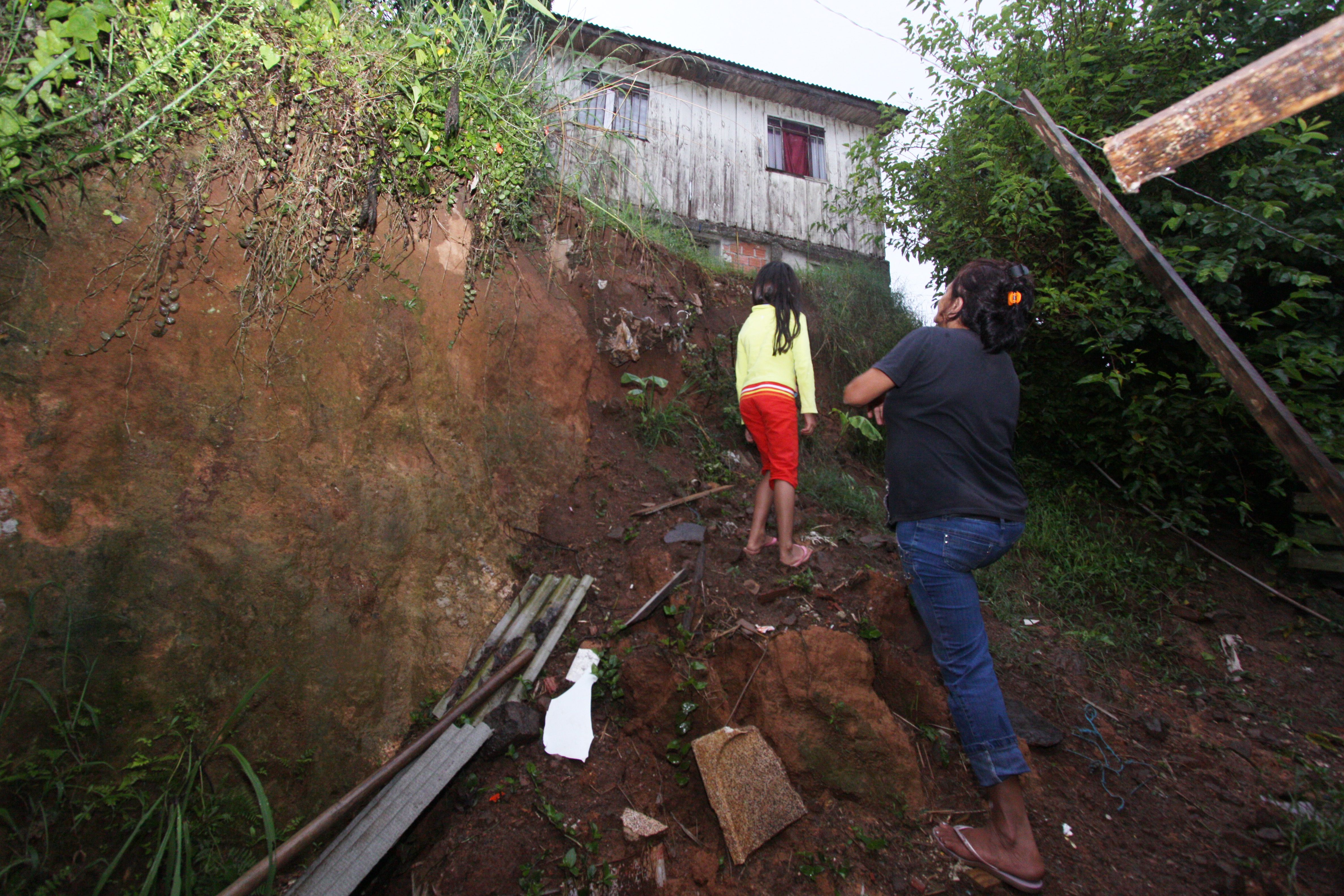 Há risco de novos desmoronamentos de terra na região do Jardim Bonfim | Giuliano Gomes - Agência de Notícias Gazeta do Povo