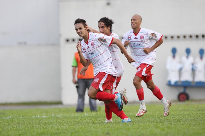 Jogadores do Rio Branco comemoram um dos gols da vitória na Vila. Leão de Estradinha foi único visitante vencedor na 1ª rodada do Estadual | 