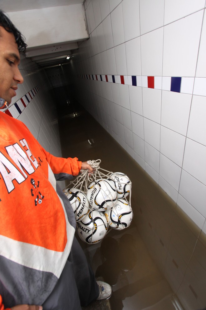 Corredor dos vestiários da Vila Capanema foi invadido pela água das chuvas | 