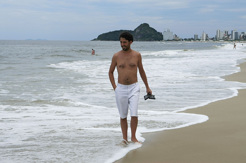 O português João Paulo Seca está passando férias em Matinhos com a família | Antonio Costa / Gazeta do Povo