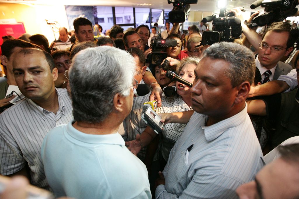 O governador Requião (de costas) foi cercado por manifestantes depois da cerimônia de assinatura de contratos para o sistema de água e esgoto | Roberto Custódio/Jornal de Londrina