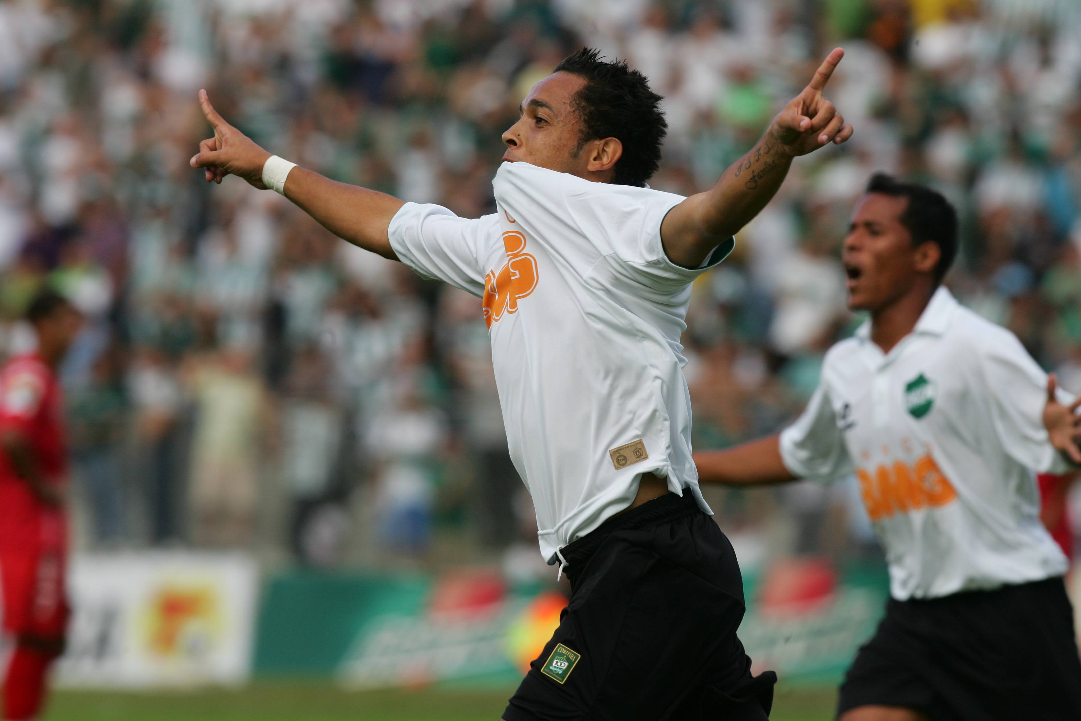 Rafinha recebe os cumprimentos de Pereira (3) e Ariel: oportunismo para apanhar o rebote do goleiro. | Daniel Castellano/ Gazeta do Povo