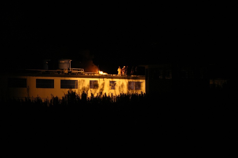 Presos fazem fogueira na laje da Penitenciária Central d o Estado, em Piraquara: mortes não foram oficialmente confirmadas | Pedro Serápio/Gazeta do Povo
