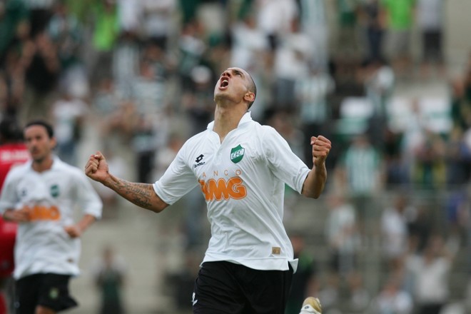 O argentino Ariel comemora o segundo gol do Coritiba sobre o Serrano. |