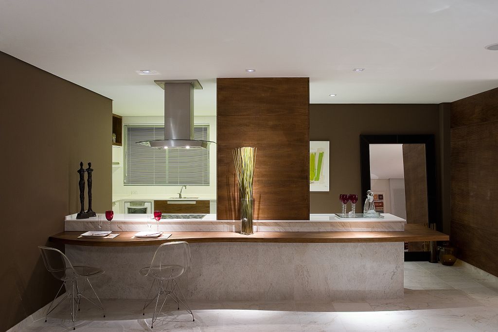 A cozinha gourmet de 12 metros quadrados foi planejada pela arquiteta Claudia Sovierzoski. O custo foi de R$ 35 mil (R$ 4 mil só da coifa de ilha) | Divulgação/Claudia Sovierzoski