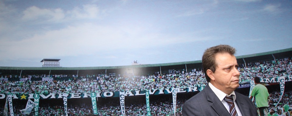 Jair Cirino, presidente do Coritiba, à frente de imagem da Império na sala de imprensa do clube: organizadas proibidas no Couto Pereira. | Giuliano Gomes/ Gazeta do Povo