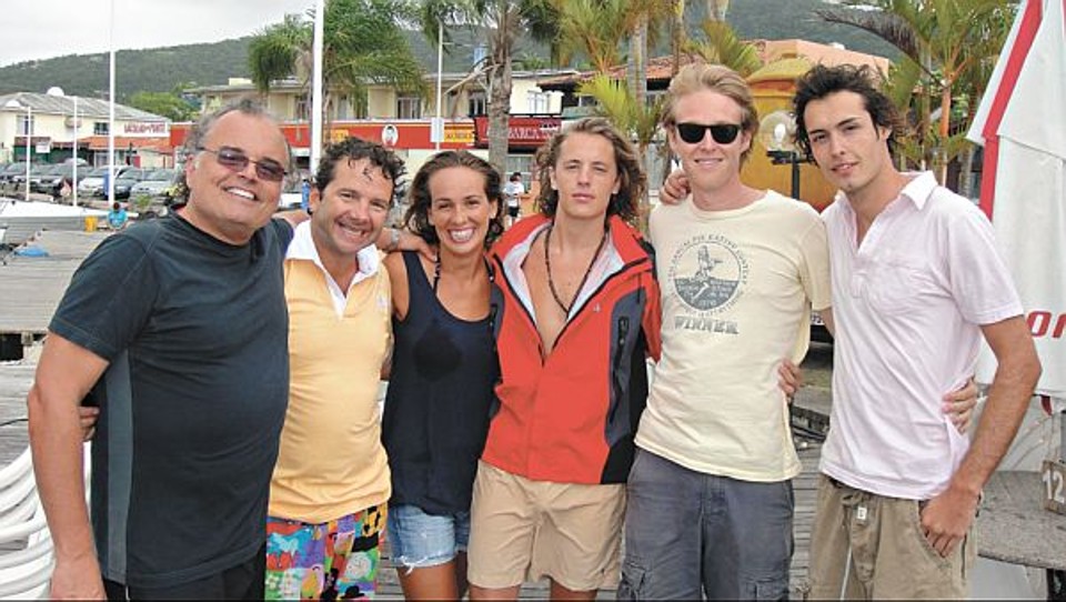 O empresário curitibano Guto Mocellin (de bermuda colorida) recepcionou nesta semana Pierre Sarkozy (ao centro, de vermelho), filho mais velho do presidente francês, Nicolas Sarkozy, em sua casa em Jurerê Internacional. O rapaz estava acompanhado de seus amigos Helcius Pitanguy (à esq.), Eduard e John (ambos à dir.). Também na foto, Patricia Soares, amiga de Guto. Pierre volta hoje para Paris depois de uns dias de badalação no eixo Rio-Florianópolis |