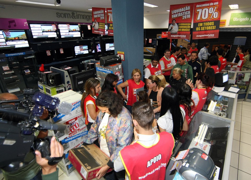 Movimento desde as 6 horas da manhã no Magazine Luiza do Centro de Curitiba | Albari Rosa/Agência de Notícias Gazeta do Povo