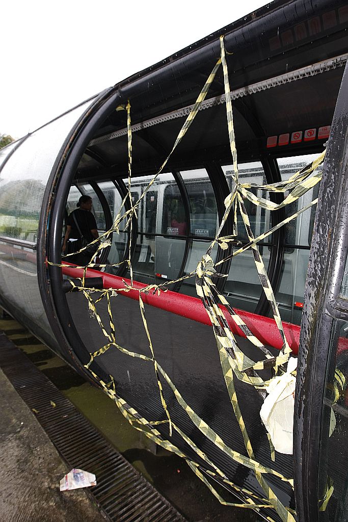 Estação-tubo vandalizada: só em 2009, foram gastos R$ 243 mil para substituir vidros quebrados | Marcelo Elias/Gazeta do Povo