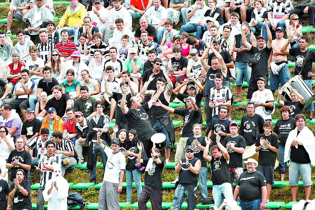 Festa do Operário na arquibancada do Ecoestádio: vitória no retorno à elite só veio nos acréscimos, com um gol de pênalti | Rodolfo Bührer/ Gazeta do Povo