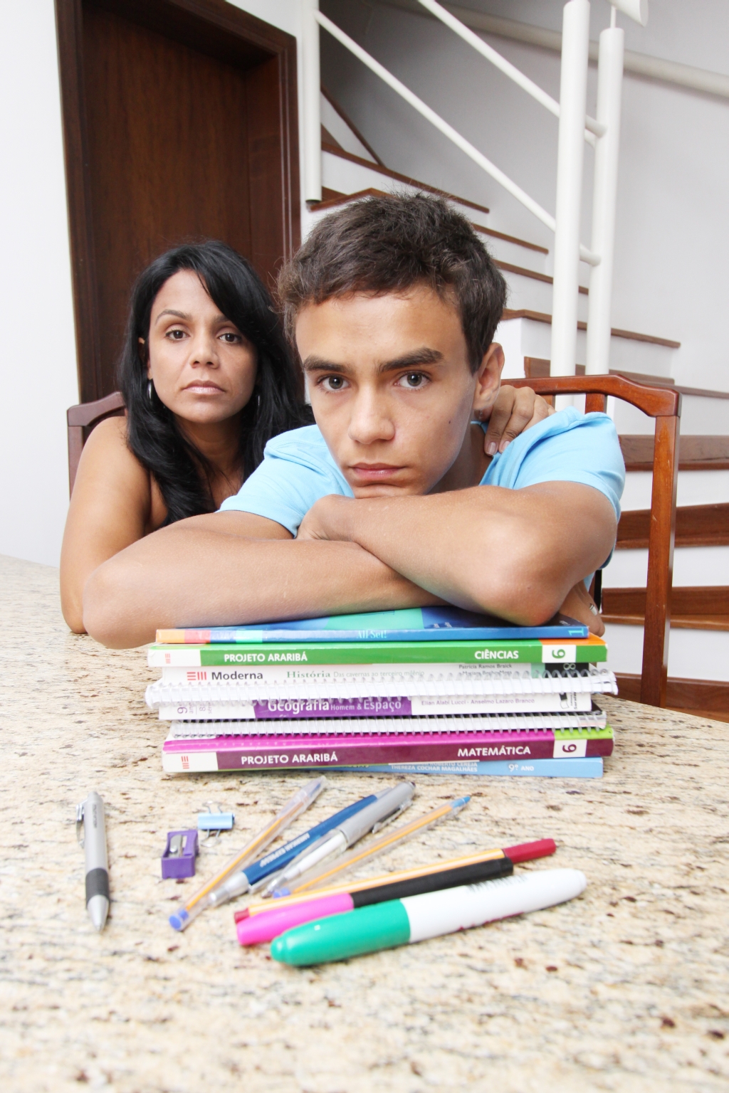 A advogada Raquel de Oliveira Pereira e o filho, André: apenas com livros didáticos, gastos somaram R$ 1 mil | Giuliano Gomes/ Gazeta do Povo