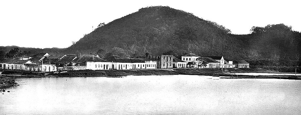 Fachada da vila de Guaratuba na baía, em 1920. Parte esquerda da foto foi a que afundou em 1968 | 