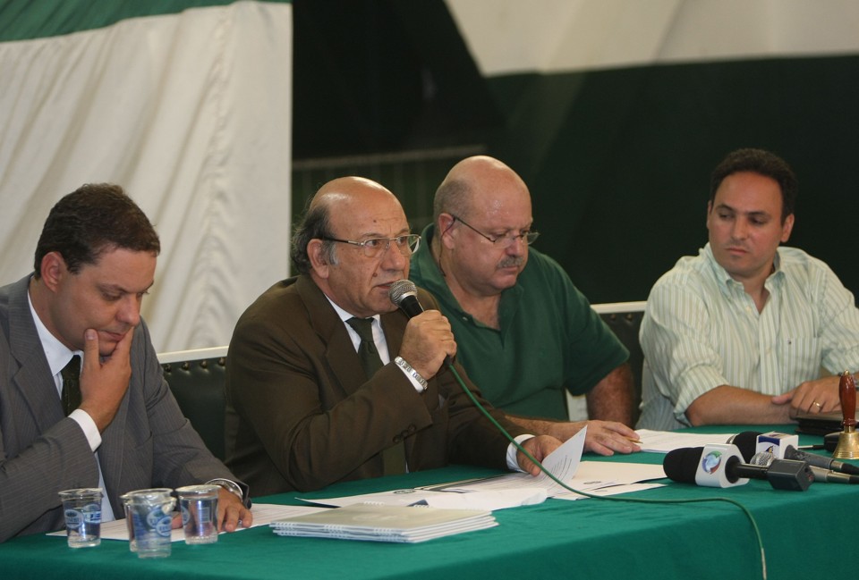 Omar Akel (segundo da esquerda para direita) quer o Conselho Deliberativo atuante dentro do Coritiba | Pedro Serápio / Agência de Notícias Gazeta do Povo