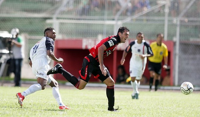 Rhodolfo e Jessé disputam lance no empate entre Toledo e Atlético |