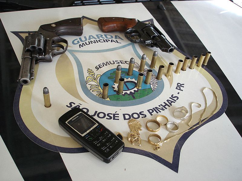 Armas, munição, semijóias e celular foram apreendidos | Guarda Municipal de São José dos Pinhais/Divulgação